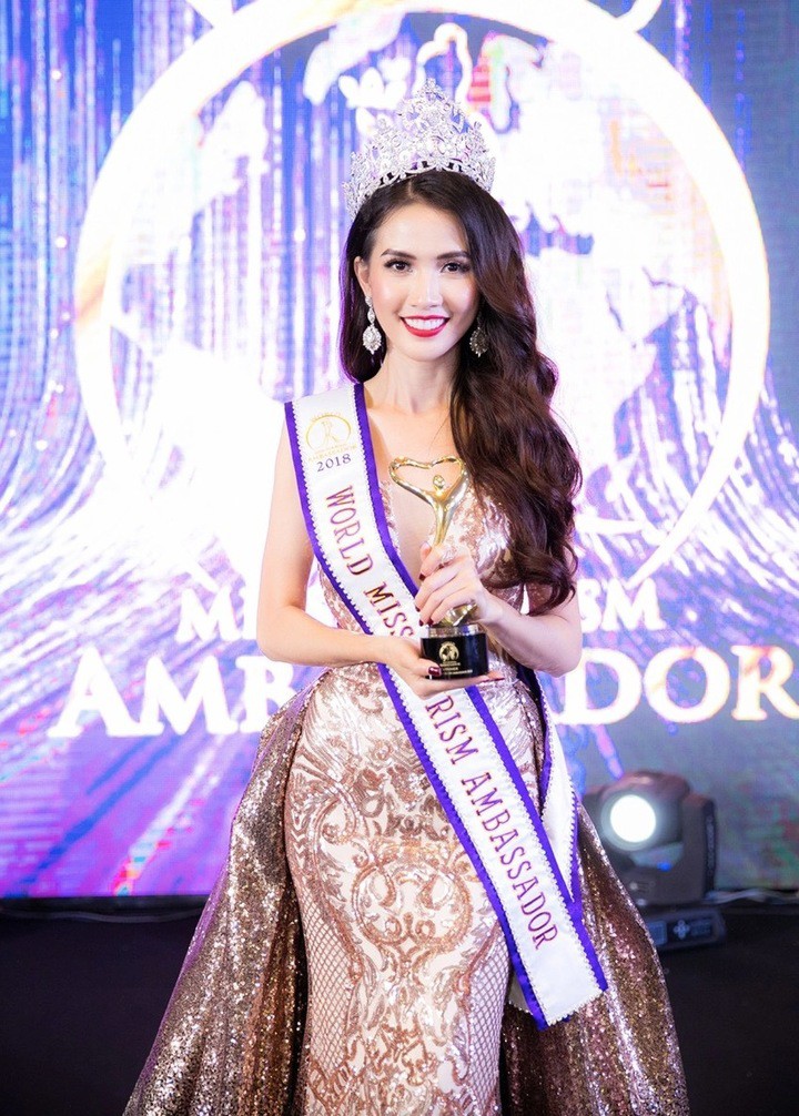 Hoa hậu Việt từng đăng quang quốc tế, U40 giữ chức phó chủ tịch là ai? 1 Phan Thị Mơ đăng quang Hoa hậu Đại sứ Du lịch Thế giới 2018.