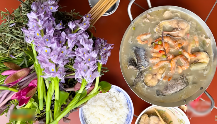 Hoa lục bình là phần non nhất của cây, người dân thường dùng ăn tươi với các món cá kho, lẩu mắm hay mắm kho... Ảnh: Đặc sản miền sông nước