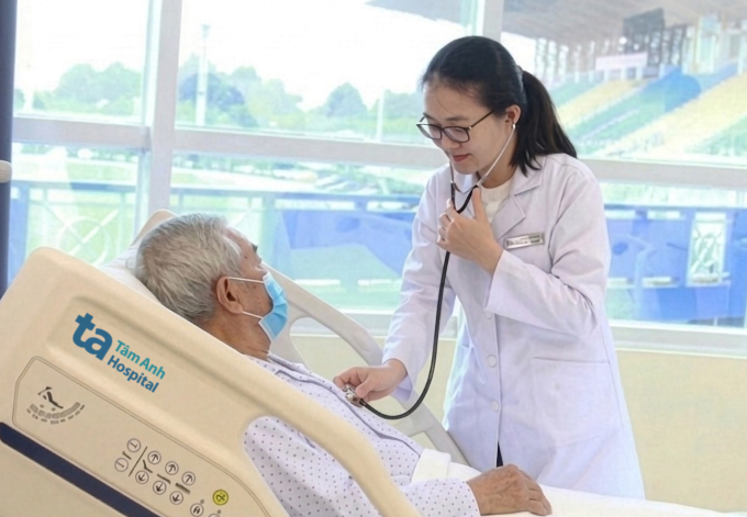 Bác sĩ Tuyền kiểm tra sức khỏe cho ông Chanvatey. Ảnh: Bệnh viện Đa khoa Tâm Anh