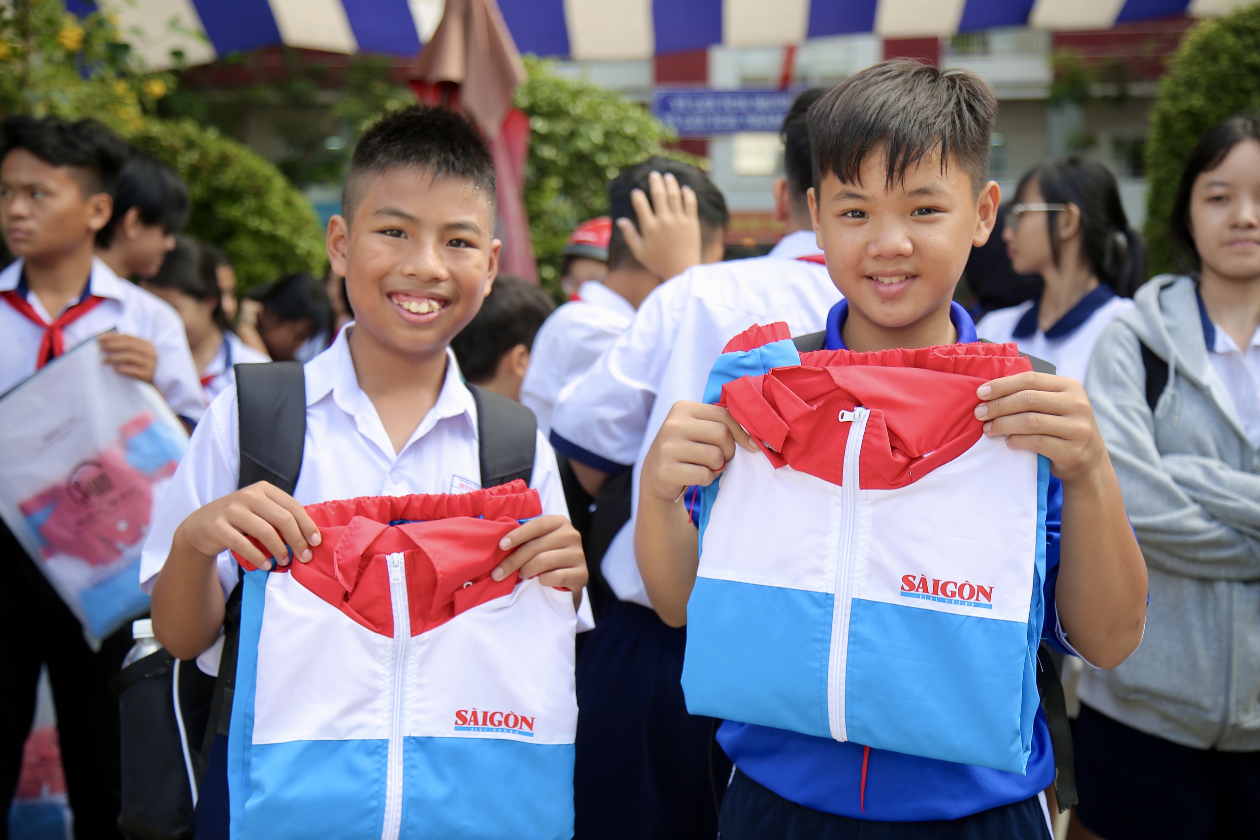 Hoàng Đức thông qua 'Áo ấm đến trường' tiếp sức học sinh nghèo hiếu học- Ảnh 1. Hoàng Đức thông qua 'Áo ấm đến trường' tiếp sức học sinh nghèo hiếu học- Ảnh 1.