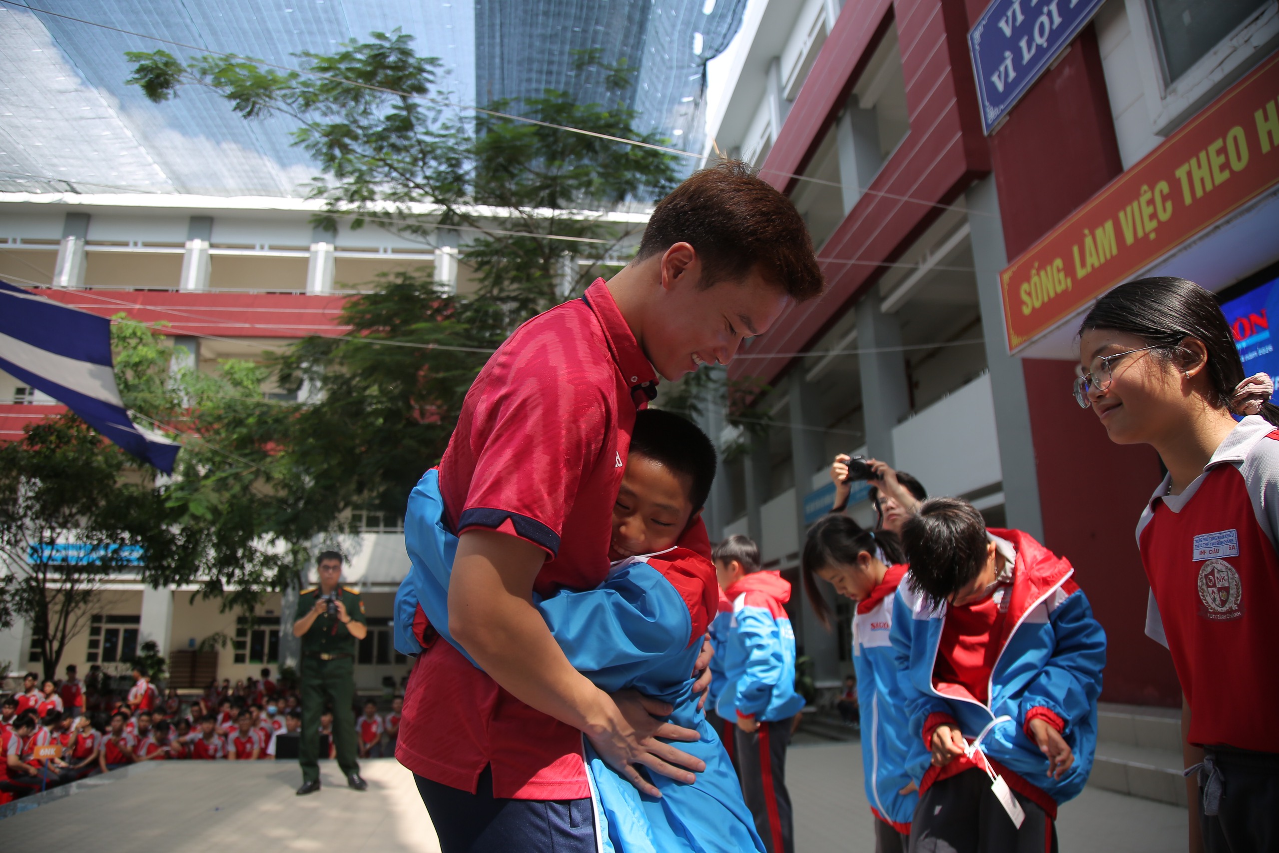 Hoàng Đức trở lại với quà bất ngờ, tiếp lửa giấc mơ học sinh hiếu học - Ảnh 1. Hoàng Đức trở lại với quà bất ngờ, tiếp lửa giấc mơ học sinh hiếu học - Ảnh 1.