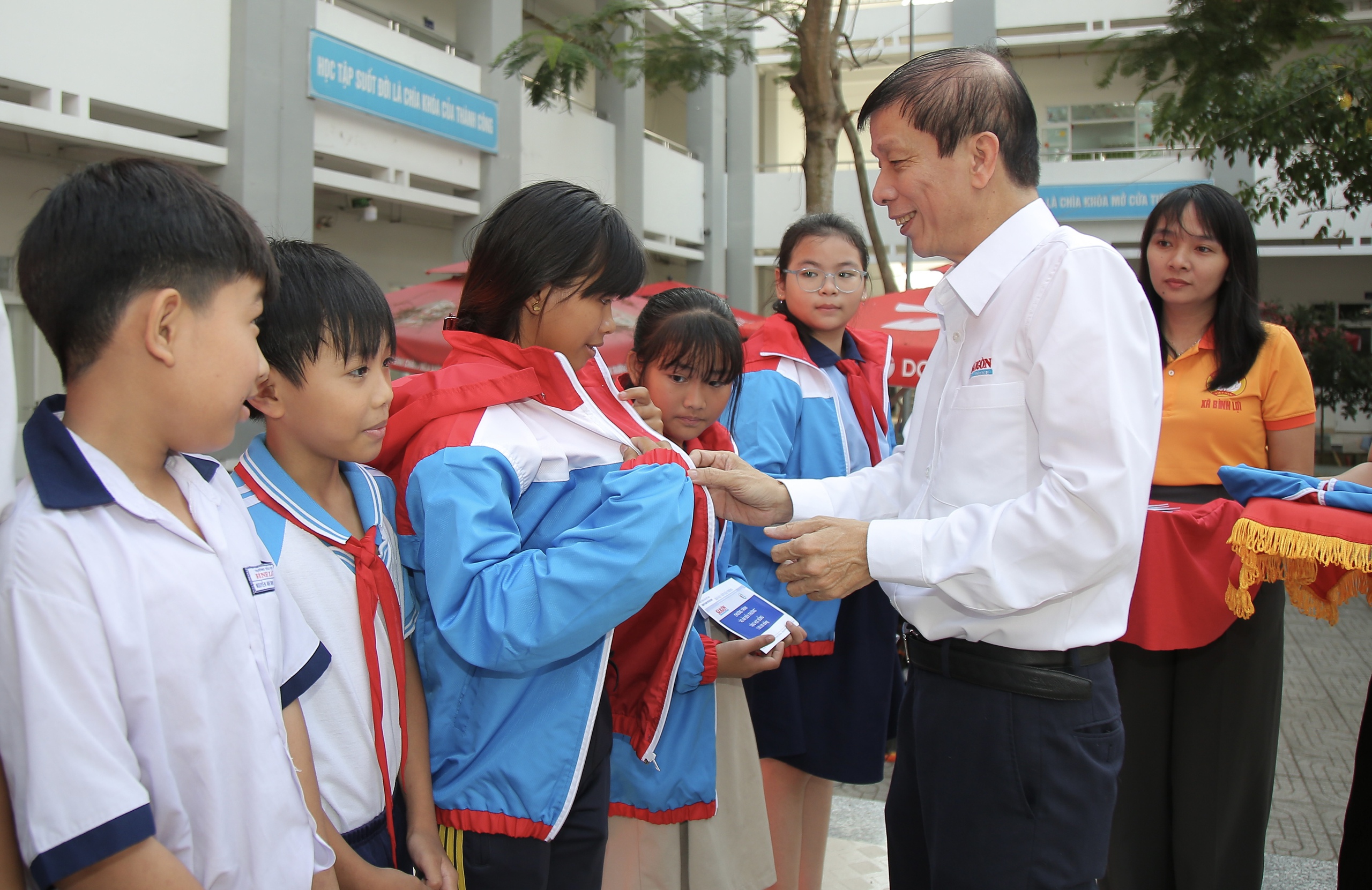 Hoàng Đức vắng mặt đột xuất, áo ấm vẫn đến trường - Ảnh 1.