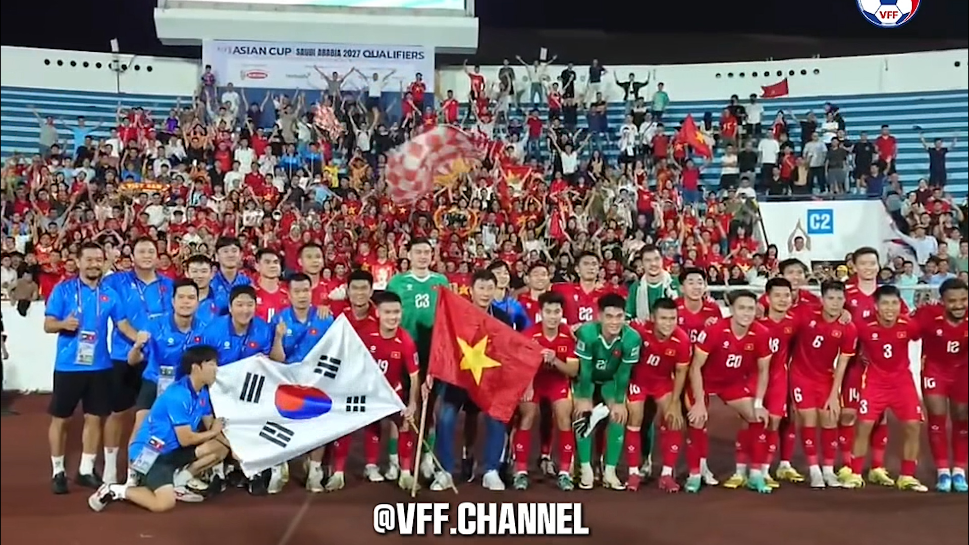 Hoàng Hên bế con Duy Mạnh, Xuân Son hạnh phúc bên gia đình nhỏ ăn mừng chiến thắng đội tuyển Malaysia- Ảnh 1.