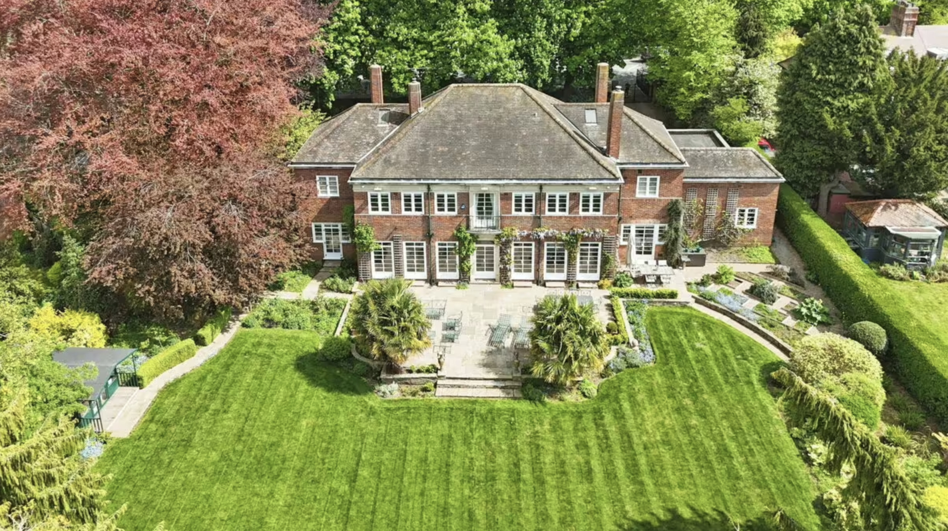 Hoàng gia Anh ráo bán biệt thự giá hơn 45 tỷ đồng- Ảnh 1.