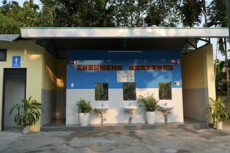 Hoc sinh Hre Quang Ngai co nha ve sinh moi