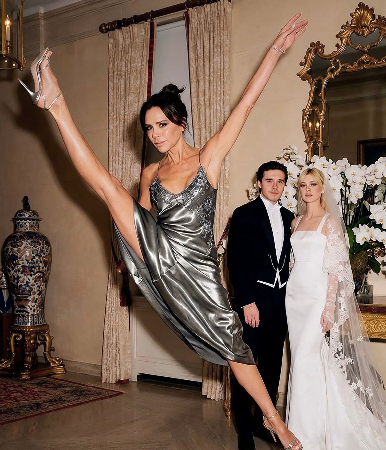 Victoria Beckham xoạc chân 90 độ, con dâu ngổ ngáo xoạc gấp đôi: Hơn thua nhau đến cỡ này rồi?- Ảnh 4.