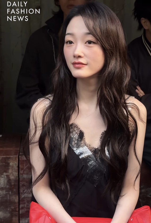 Show Maison Margiela Thu/Đông 2026 gây bão MXH: Hứa Quang Hán cũng có mặt, model catwalk gần như không thấy đường- Ảnh 7.