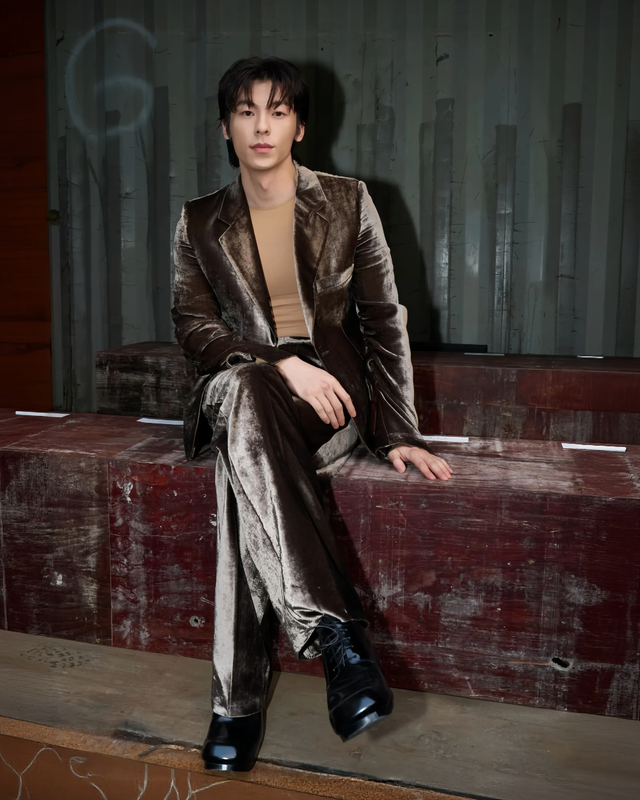 Show Maison Margiela Thu/Đông 2026 gây bão MXH: Hứa Quang Hán cũng có mặt, model catwalk gần như không thấy đường- Ảnh 1.