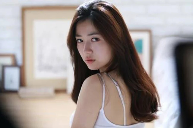Hwayoung (cựu thành viên T-ara) kết hôn với doanh nhân hơn 3 tuổi, vừa tung ảnh chồng nhưng chỉ có 1000 like- Ảnh 1.
