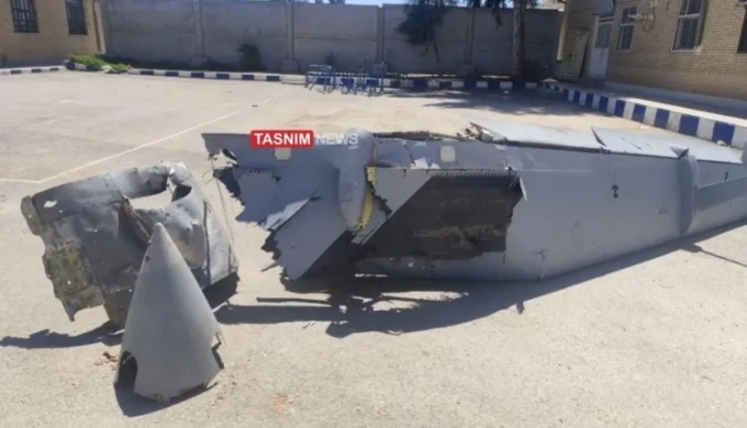 Mảnh vỡ UAV, được cho là thuộc về một chiếc Wing Loong II bị bắn hạ ở thành phố miền nam Iran, được công bố ngày 3/4. Ảnh: Tasnim