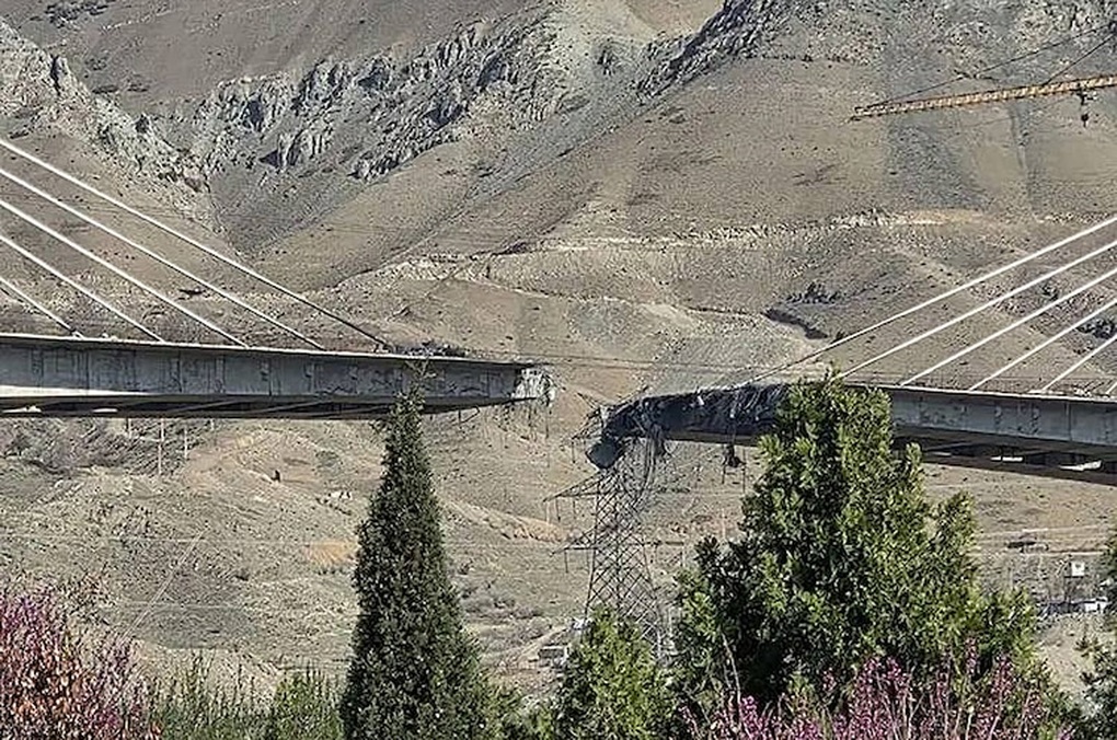 Iran cảnh báo cứng rắn Mỹ sau vụ đánh sập cầu cao nhất Trung Đông - 1