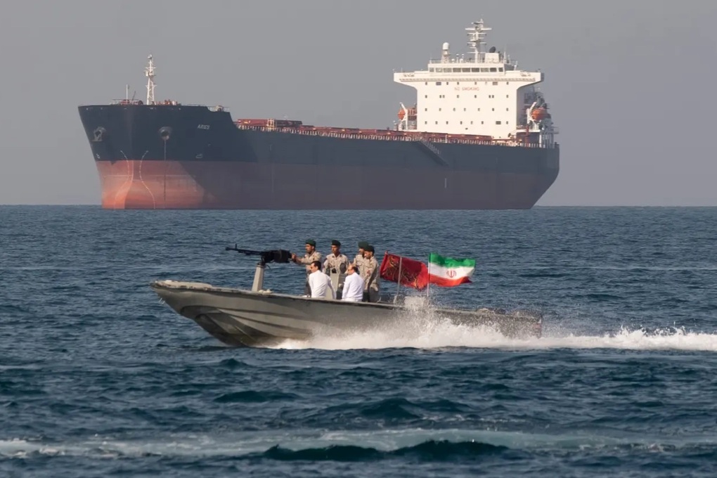 Iran cảnh báo gay gắt Mỹ sau tối hậu thư về eo biển Hormuz - 1