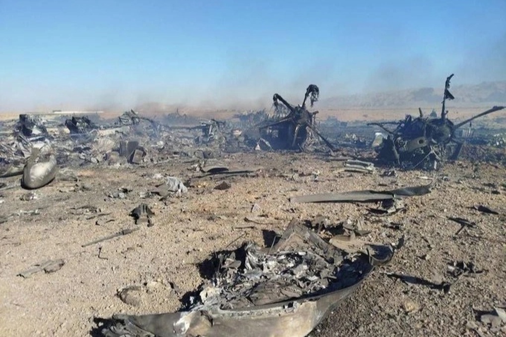 Iran công bố ảnh máy bay Mỹ cháy rụi khi giải cứu phi công - 1