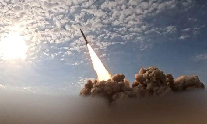 Iran phóng tên lửa nhằm vào Israel và cơ sở của Mỹ tại Trung Đông ngày 26/3. Ảnh: AFP