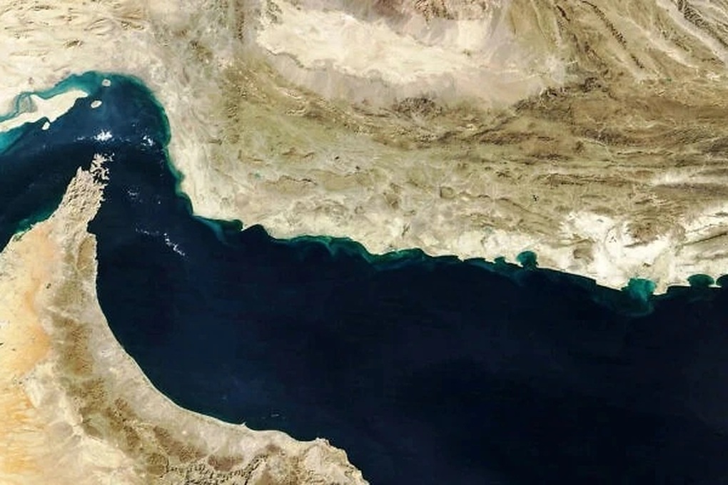 Iran mở đường cho tàu đi qua eo biển Hormuz - 1