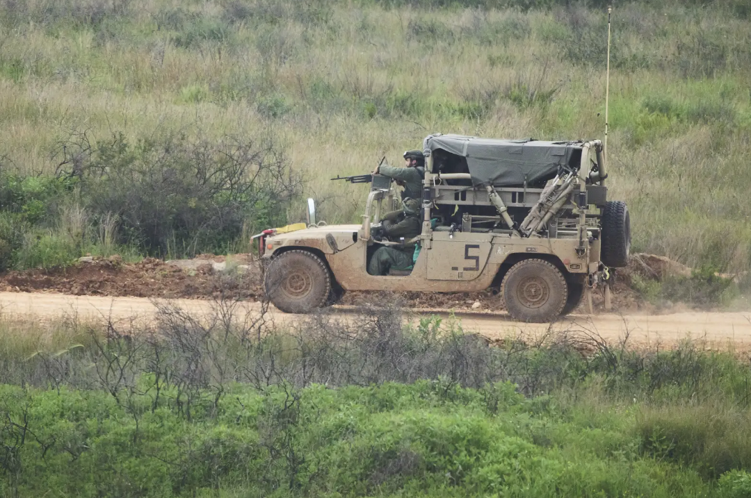 Israel tăng cường không kích Lebanon, khí tài Mỹ vẫn ở khu vực 1 img