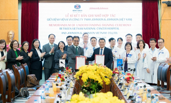 Ông Upendra Patkie - Tổng giám đốc Johnson & Johnson Innovative Medicine Việt Nam và lãnh đạo Bệnh viện K bắt tay sau nghi tức ký biên bản ghi nhớ. Ảnh: Johnson & Johnson