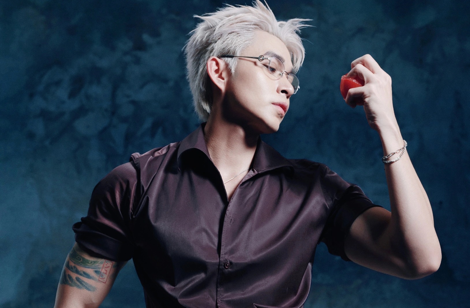 Jun Phạm gỡ MV gây tranh cãi, chủ động liên hệ làm việc với Sở VH-TT TP.HCM- Ảnh 2. Jun Phạm gỡ MV gây tranh cãi, chủ động liên hệ làm việc với Sở VH-TT TP.HCM- Ảnh 2.