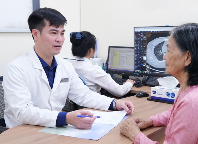 Bác sĩ Trung tư vấn cho bà Hương. Ảnh: Bệnh viện Đa khoa Tâm Anh