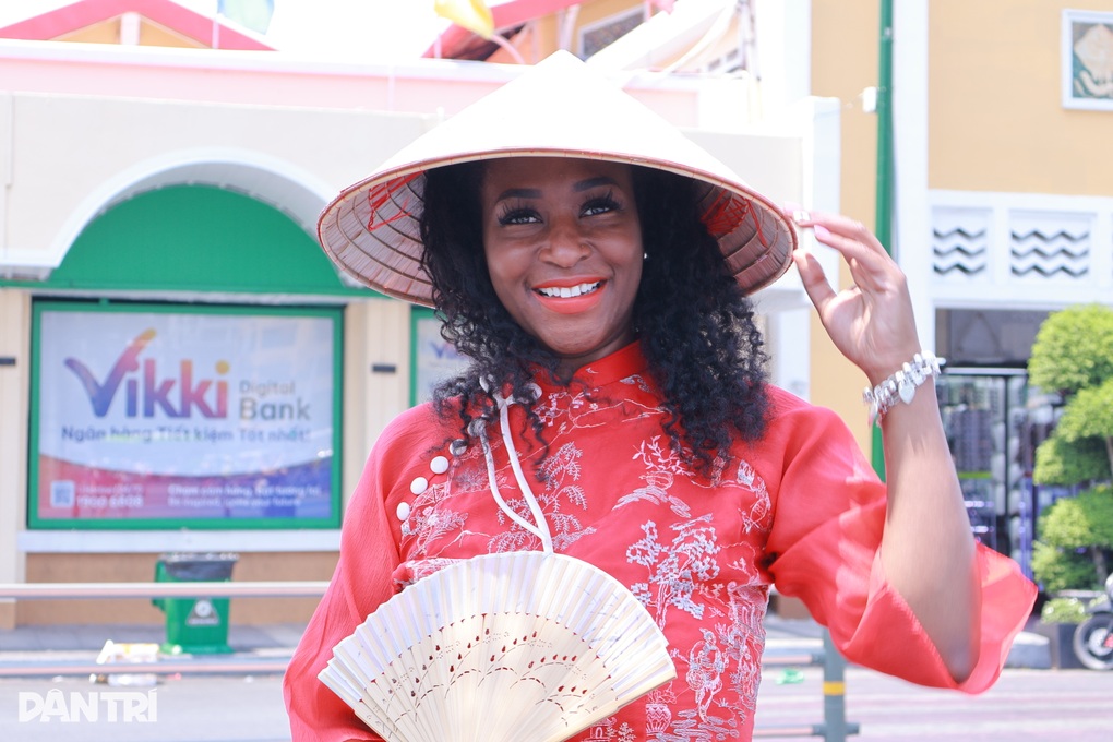 Khách Mỹ làm nail, ăn phở ở Việt Nam, nói trải nghiệm đẹp như mơ - 1