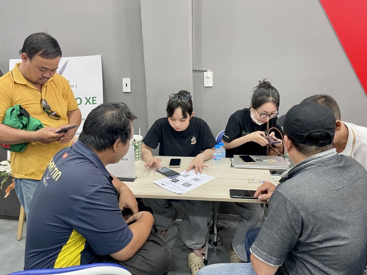 Khách TP.HCM nườm nượp mua xe điện, sẵn sàng cọc trước giữ chỗ vì đại lý hết xe- Ảnh 1.