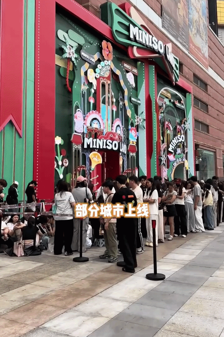 Cảnh tượng giành giật đồ Jennie ở MINISO: Khách xếp hàng dài 3 con đường, đội mưa chờ 6 tiếng- Ảnh 1.