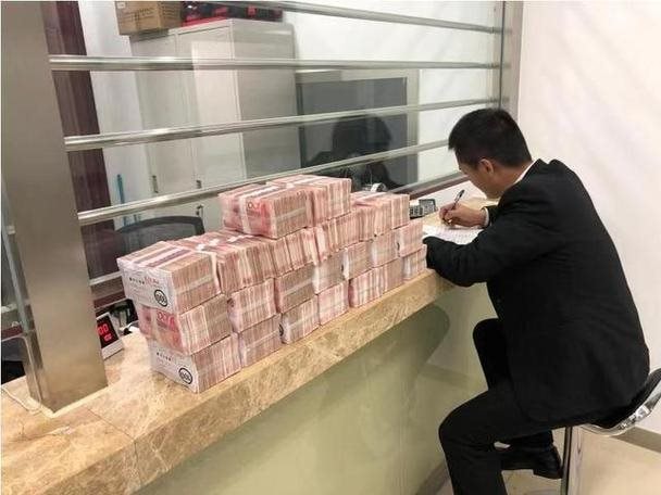 Khách yêu cầu tăng hạn mức chuyển khoản từ 19 tỷ lên 382 tỷ đồng/ngày, nghe giao dịch viên nói 1 câu liền rút toàn bộ tiền gửi tại ngân hàng- Ảnh 1.