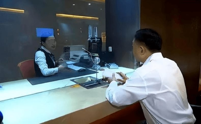 Khách yêu cầu tăng hạn mức chuyển khoản từ 19 tỷ lên 382 tỷ đồng/ngày, nghe giao dịch viên nói 1 câu liền rút toàn bộ tiền gửi tại ngân hàng- Ảnh 2.