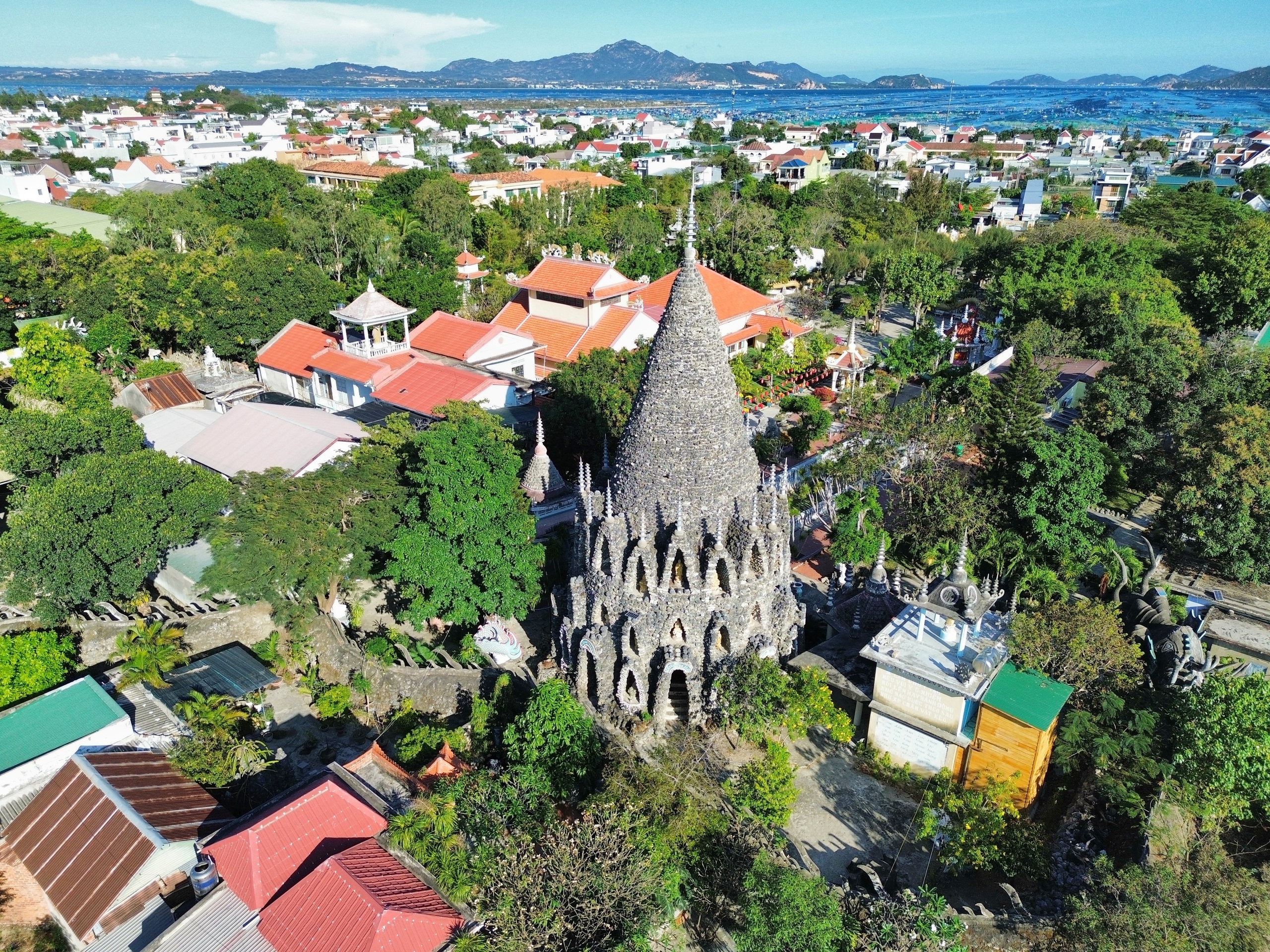 Khám phá chùa Từ Vân, kiệt tác từ san hô và vỏ ốc- Ảnh 1.