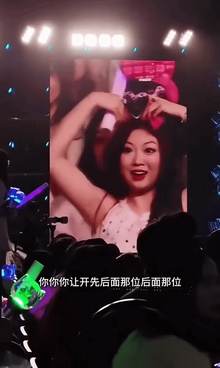 Clip: Khán giả nữ sân si “giật spotlight” của người khác, cái kết khiến MXH hả hê- Ảnh 5.