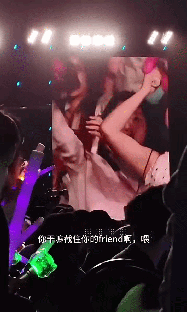 Clip: Khán giả nữ sân si “giật spotlight” của người khác, cái kết khiến MXH hả hê- Ảnh 4.