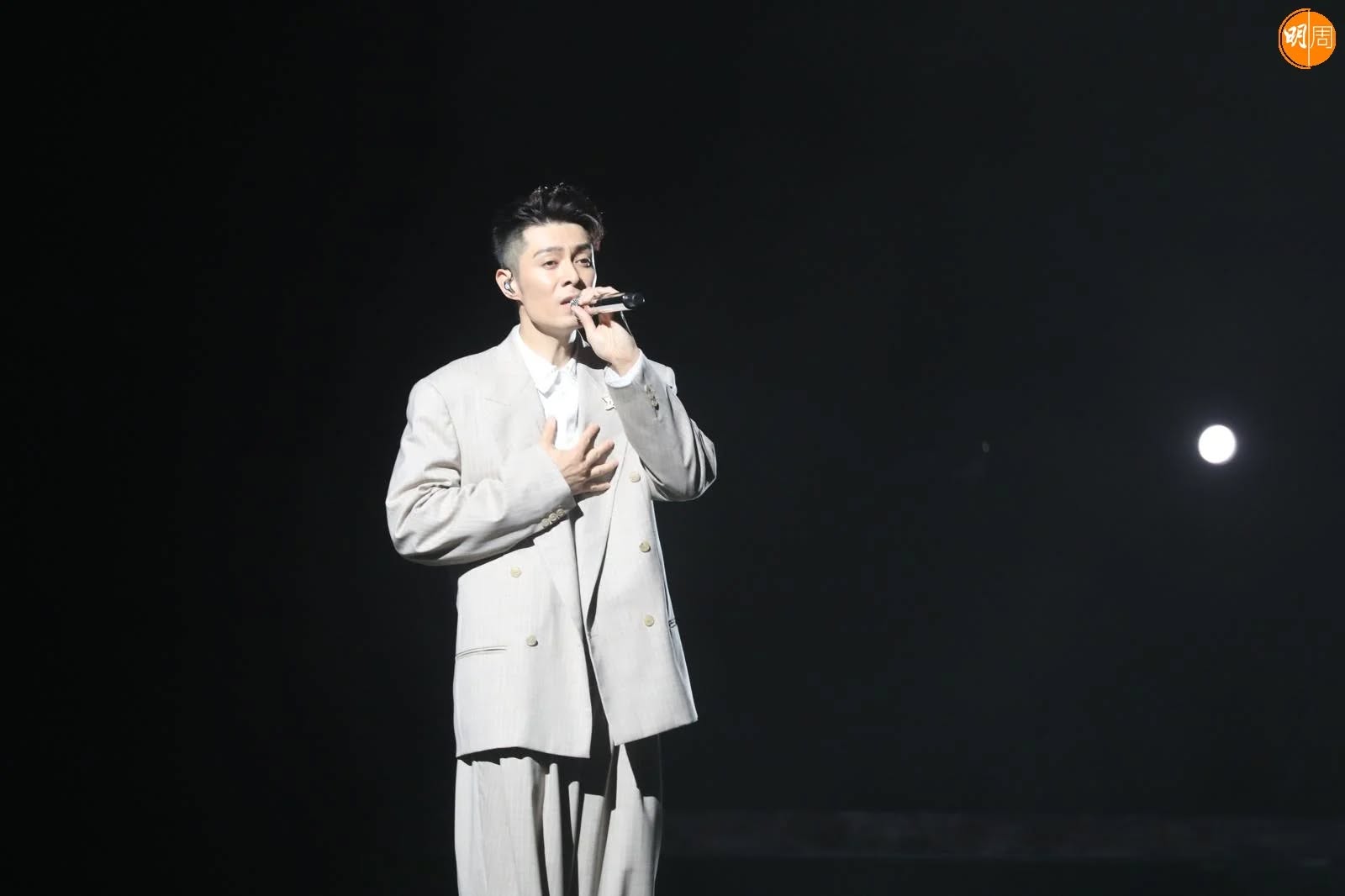 Clip: Khán giả nữ sân si “giật spotlight” của người khác, cái kết khiến MXH hả hê- Ảnh 3.