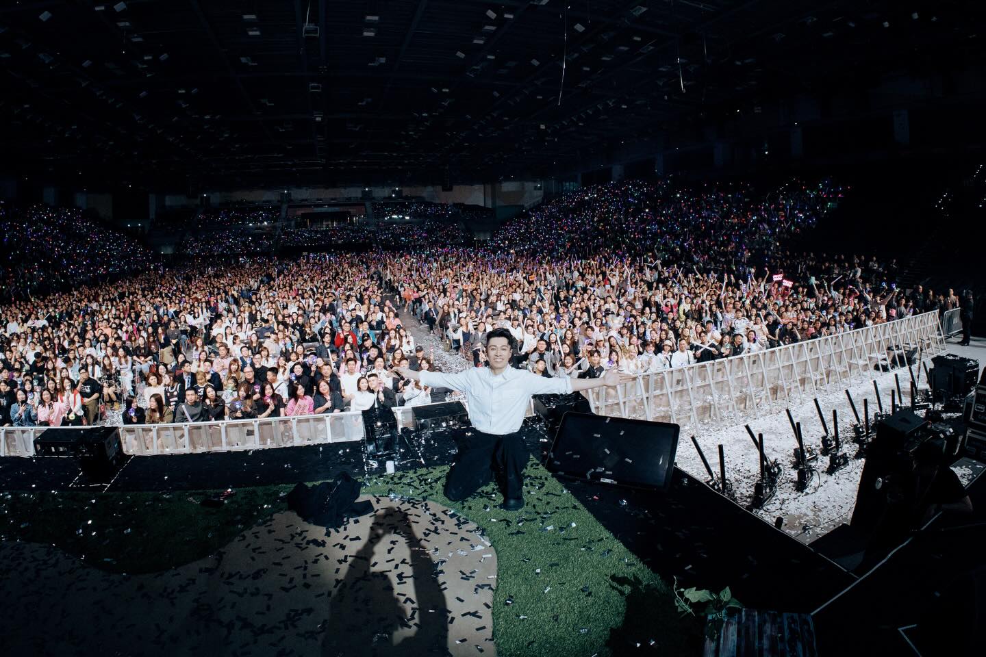 Clip: Khán giả nữ sân si “giật spotlight” của người khác, cái kết khiến MXH hả hê- Ảnh 1.