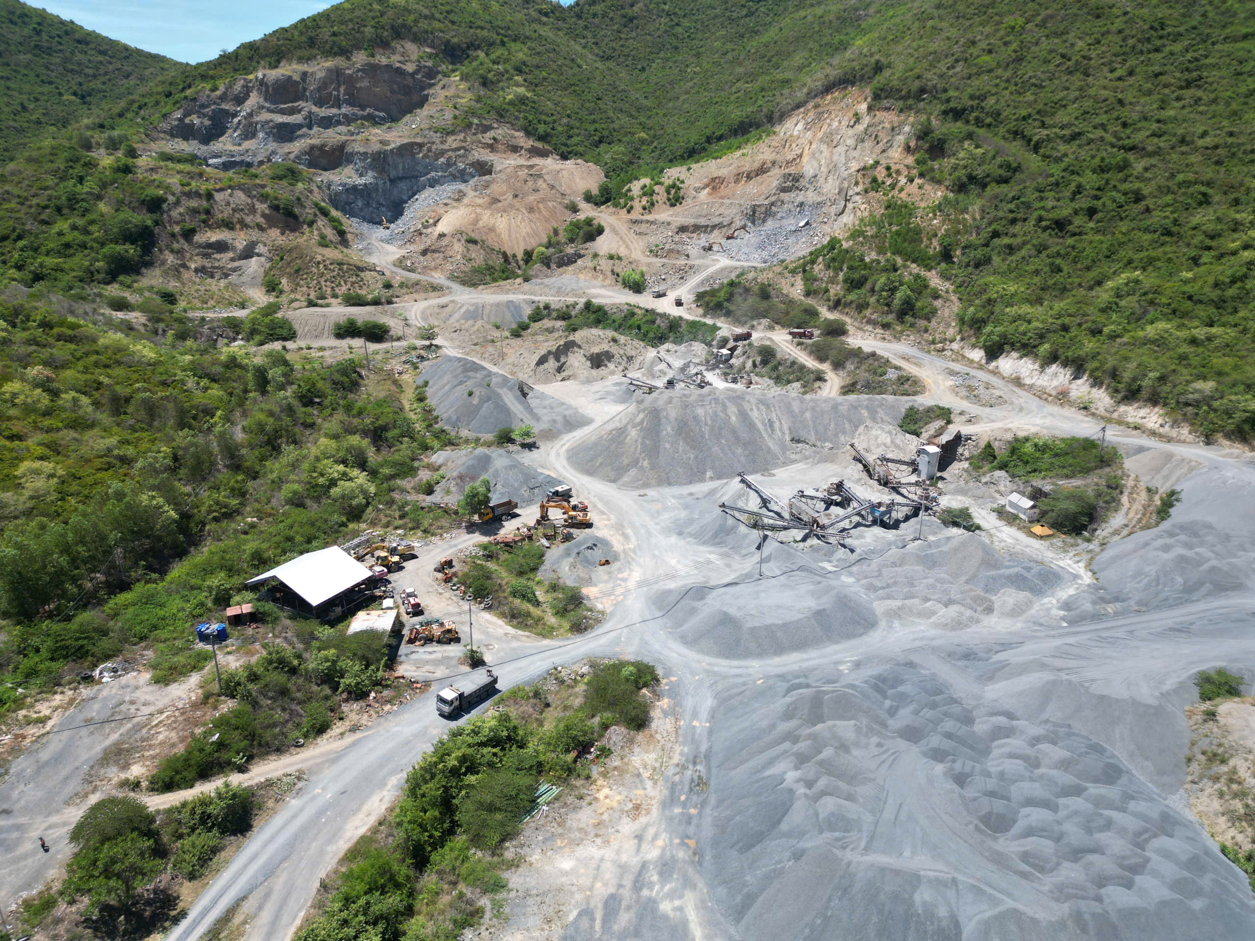 Khánh Hòa chỉ đạo rà soát các mỏ khoáng sản được cấp không qua đấu giá 1 Khánh Hòa chỉ đạo rà soát các mỏ khoáng sản được cấp không qua đấu giá - Ảnh 1.