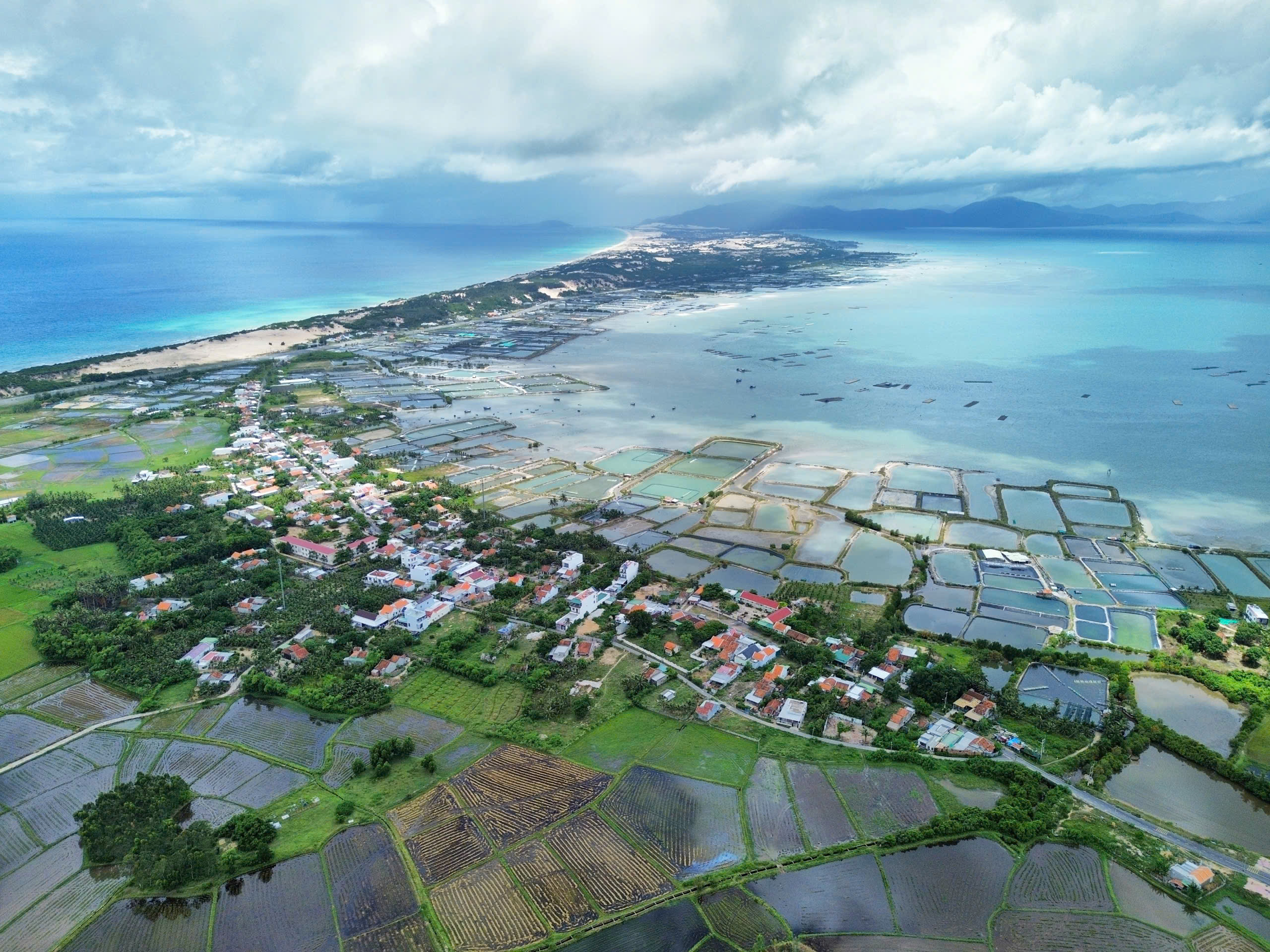 Khánh Hòa gỡ vướng giải phóng mặt bằng Khu kinh tế Vân Phong - Ảnh 1.