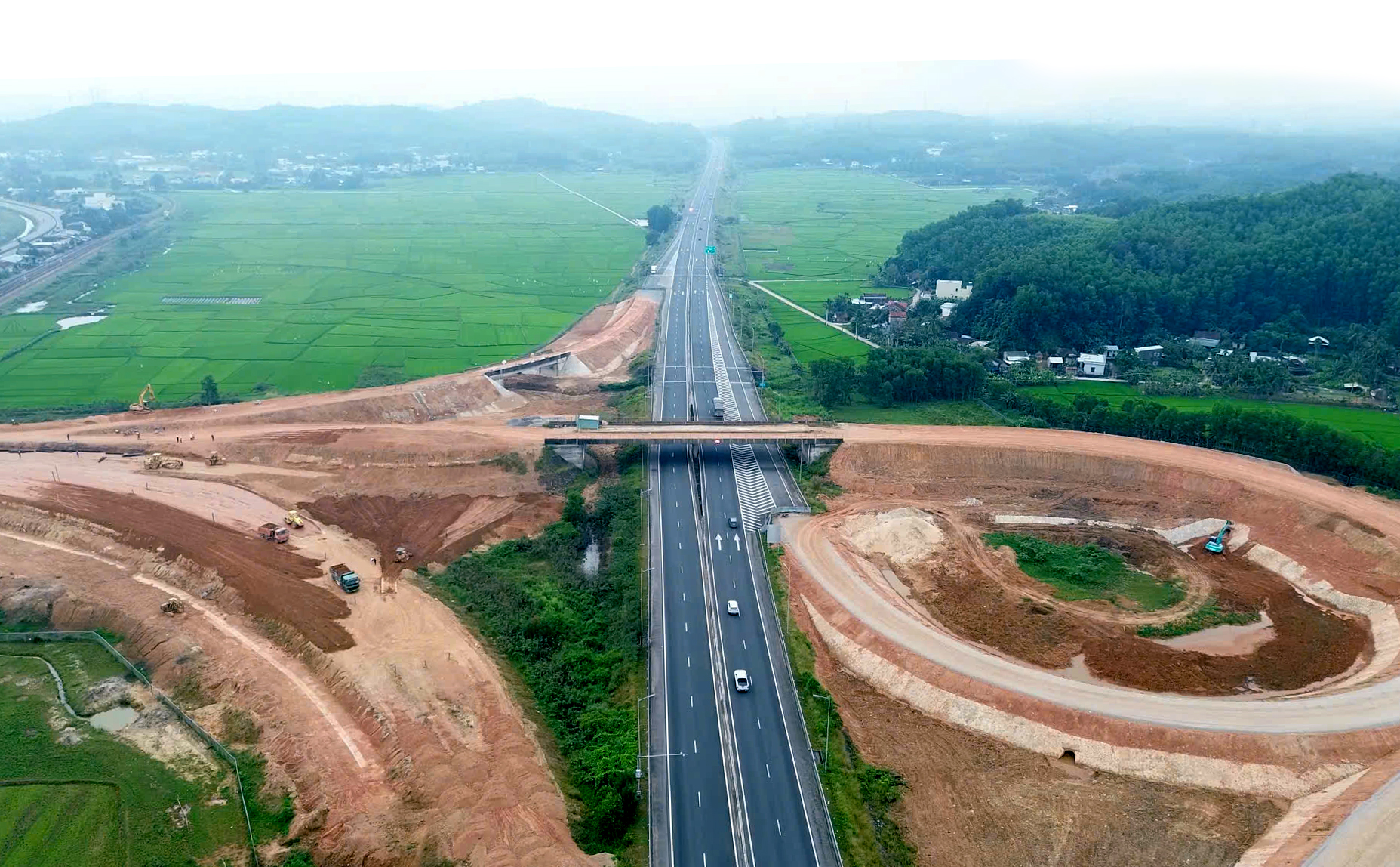 Khi nào hoàn thành nút giao cao tốc Đà Nẵng - Quảng Ngãi kết nối vào KKT Dung Quất? - Ảnh 1.