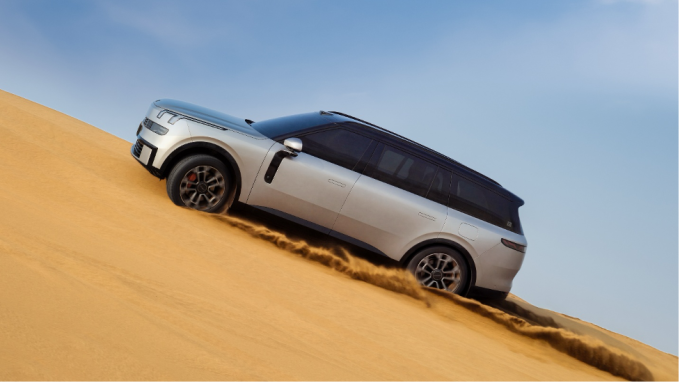 Khả năng vận hành của Lynk & Co 900 trên điều kiện đường cát. Ảnh: Lynk & Co