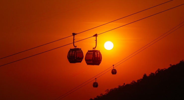 Khoảnh khắc hiếm có: Mặt trời ôm trọn tượng Phật Bà trên núi Bà Đen 3 Để có được bức ảnh, Triều mất nhiều ngày khảo sát, chọn điểm đứng và canh thời gian, đồng thời theo dõi độ ẩm, lượng mây và thời điểm mặt trời lặn qua ứng dụng điện thoại. Anh cho biết, yếu tố quyết định vẫn là sự kiên nhẫn, chờ đúng khoảnh khắc hiếm có. Ảnh: HẢI TRIỀU