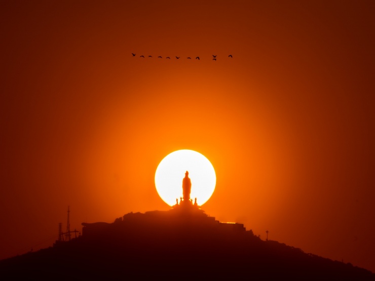 Khoảnh khắc hiếm có: Mặt trời ôm trọn tượng Phật Bà trên núi Bà Đen 1 Mặt trời lặn “ôm trọn” tượng Phật Bà Tây Bổ Đà Sơn trên đỉnh núi Bà Đen. Ảnh: HẢI TRIỀU