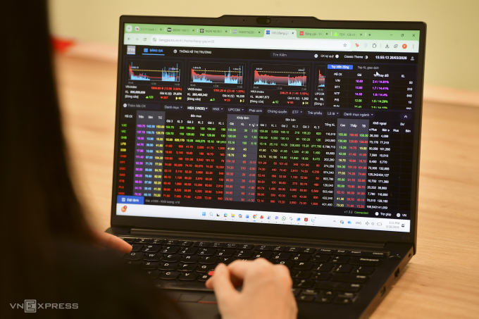 Nhà đầu tư theo dõi thị trường chứng khoán tại một công ty ở TP HCM. Ảnh: Thanh Tùng