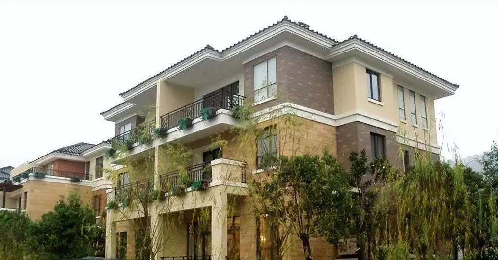 Mua được biệt thự phát mãi giá hời, chủ nhà vừa sửa nhà xong liền bị yêu cầu nộp gần 2 tỷ đồng phí quản lý: 