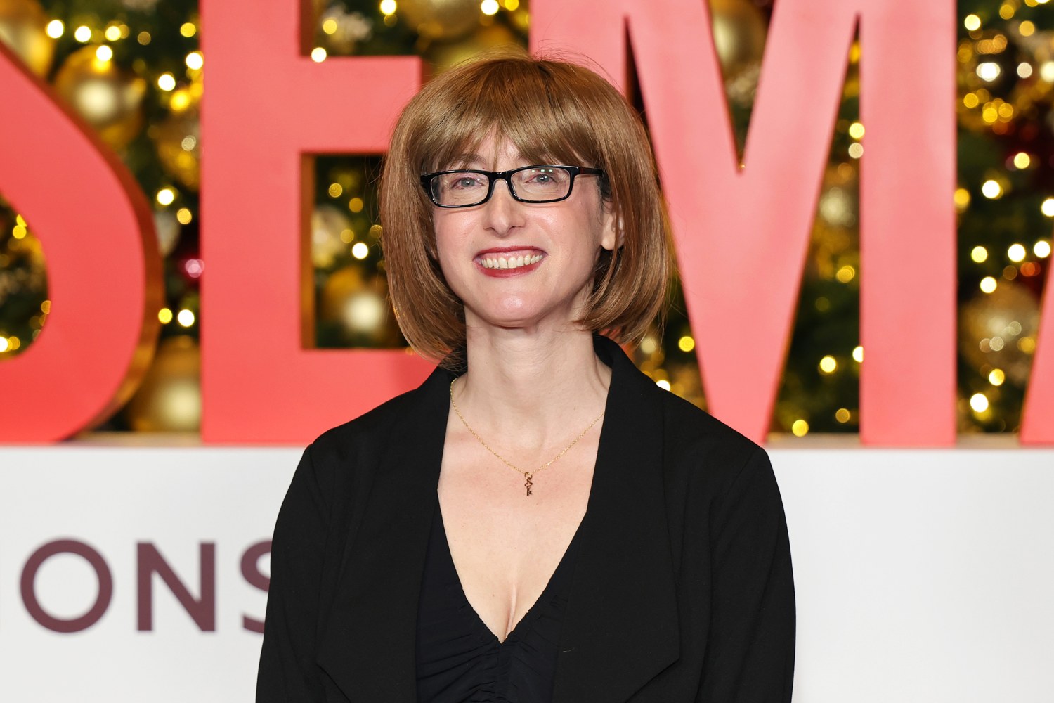 Nhà văn ăn khách bậc nhất thế giới hiện tại công khai danh tính thật sau hàng chục năm giấu kín: Không thể bất ngờ hơn- Ảnh 2.