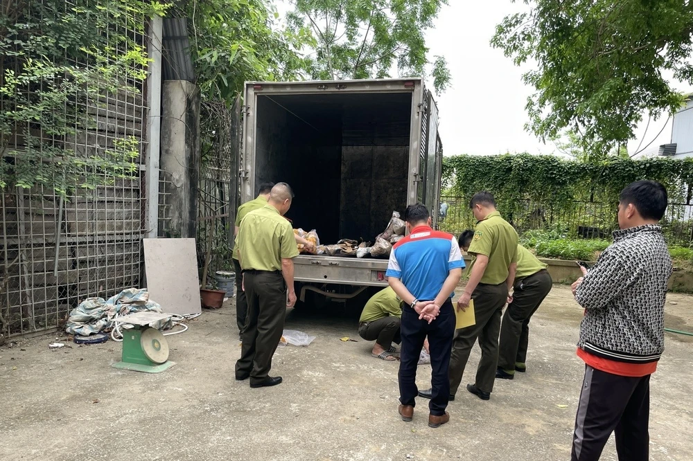 Bắt 2 xe tải vận chuyển Muội Hồng đi tiêu thụ trái phép-.jpg