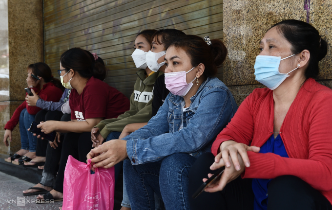 Lao động một công ty may ở TP HCM đòi quyền lợi bảo hiểm xã hội. Ảnh:Thanh Tùng