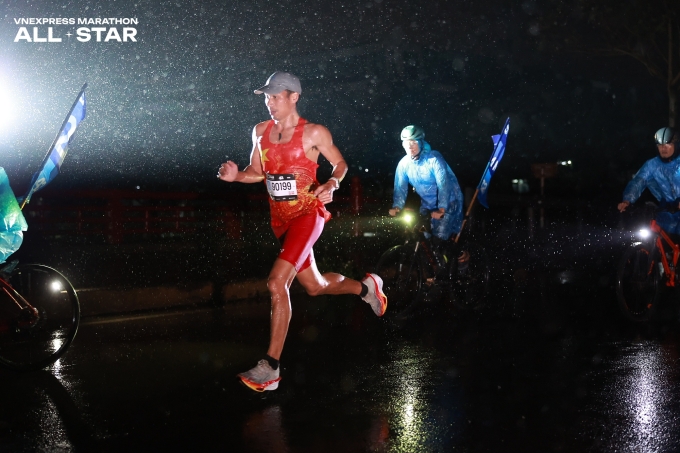 Nguyễn Văn Lai trên đường chạy VnExpress Marathon All-star 2026. Ảnh: VnExpress Marathon