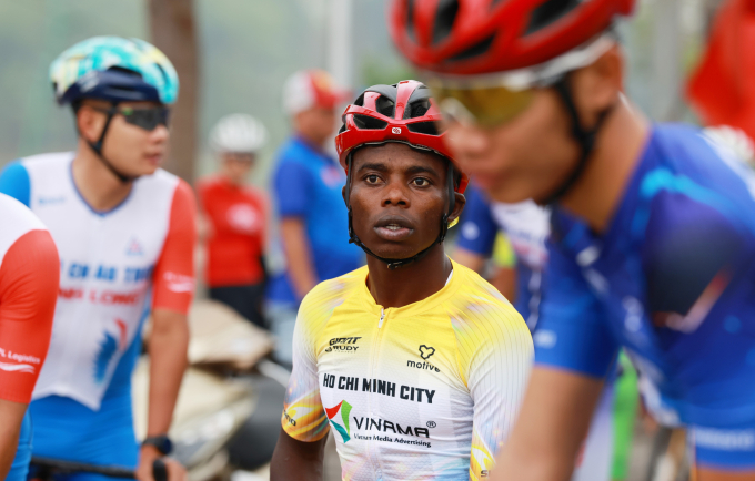 Tay đua Mugisha Moise người Rwanda của đội TP HCM Vinama. Ảnh: Đức Đồng