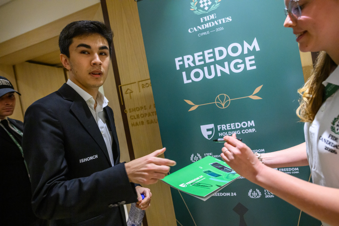 Javokhir Sindarov ký tặng người hâm mộ sau vòng 6 Candidates tại Cyprus ngày 4/4/2026. Ảnh:FIDE