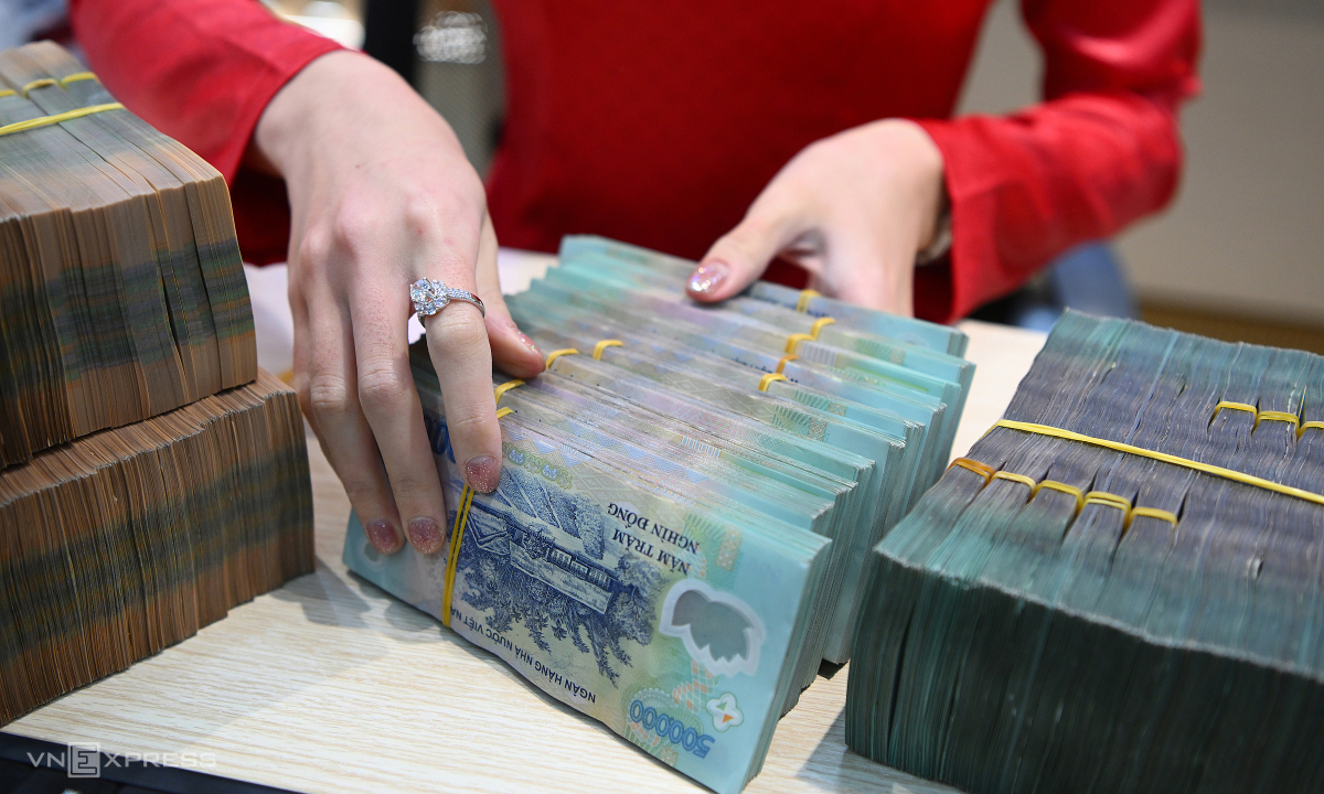 Lai suat lien ngan hang bien dong manh trong 3