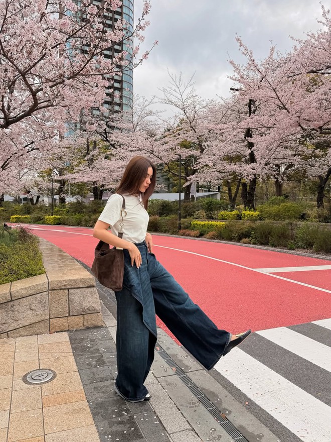 Làm mới tủ đồ mùa hè với quần jeans ống rộng trẻ trung 1 Làm mới tủ đồ mùa hè với quần jeans ống rộng trẻ trung - Ảnh 1.