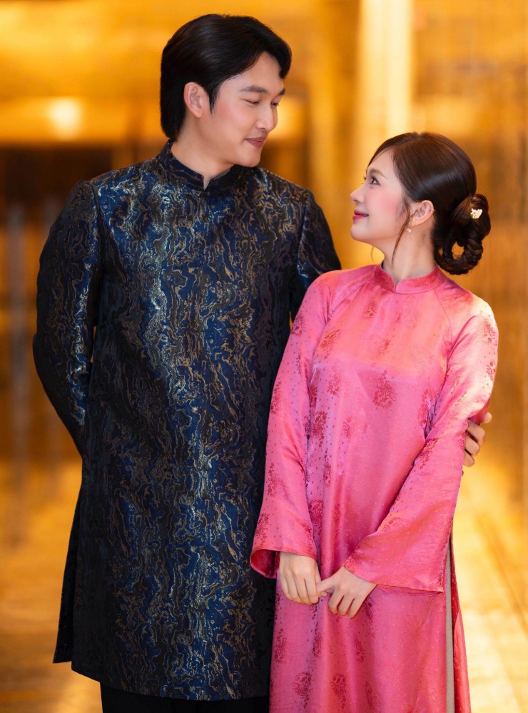 Lần đầu đóng chung phim sau cưới, Đình Tú - Ngọc Huyền nhận lời khuyên bất ngờ 1 Đình Tú và Ngọc Huyền trong buổi họp báo phim "Ngược đường ngược nắng".